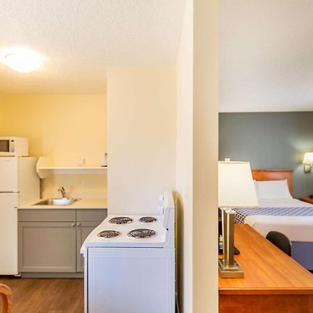 Econo Lodge Inn & Suites University YYC Exterior foto