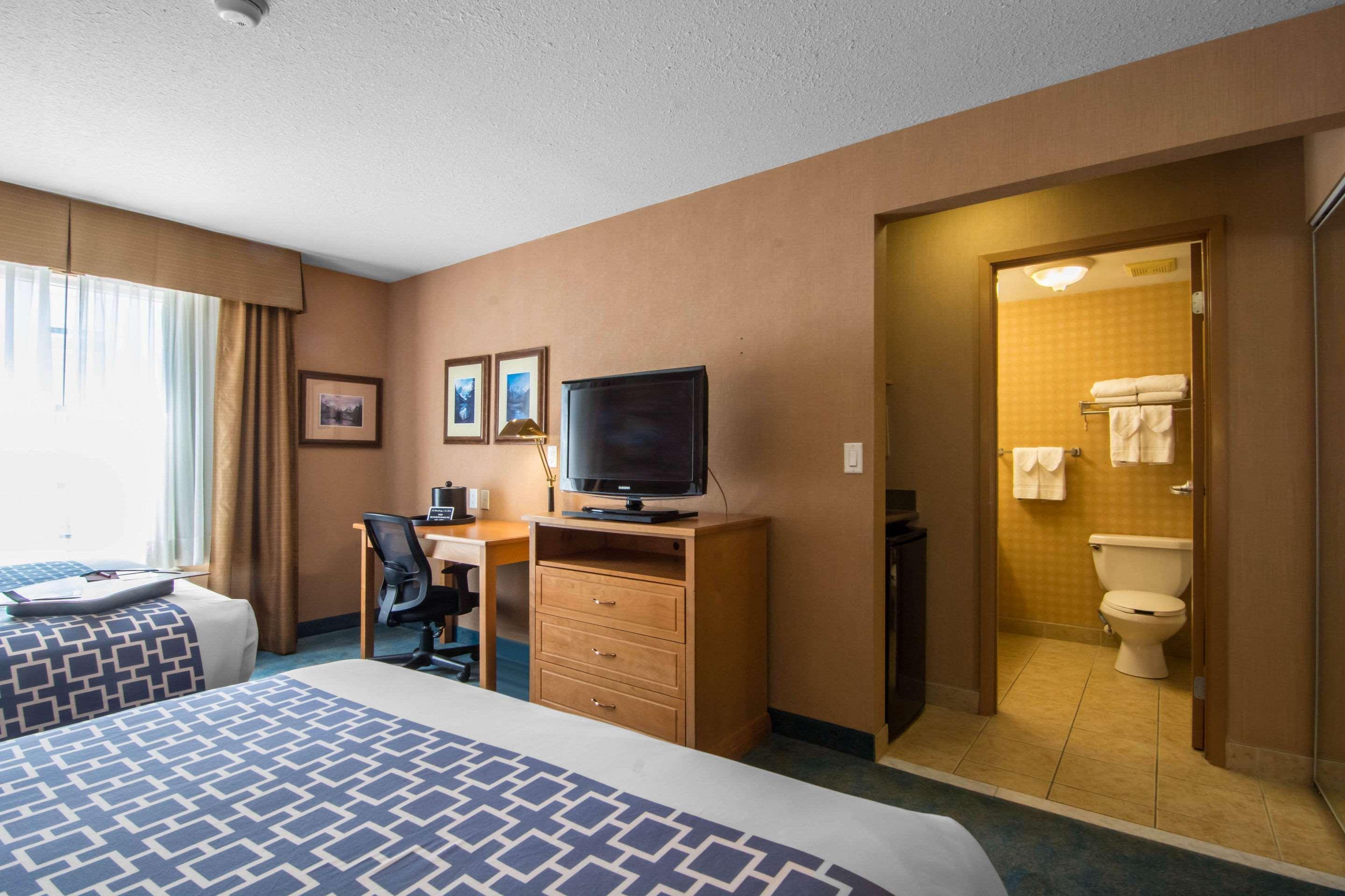Econo Lodge Inn & Suites University YYC Exterior foto
