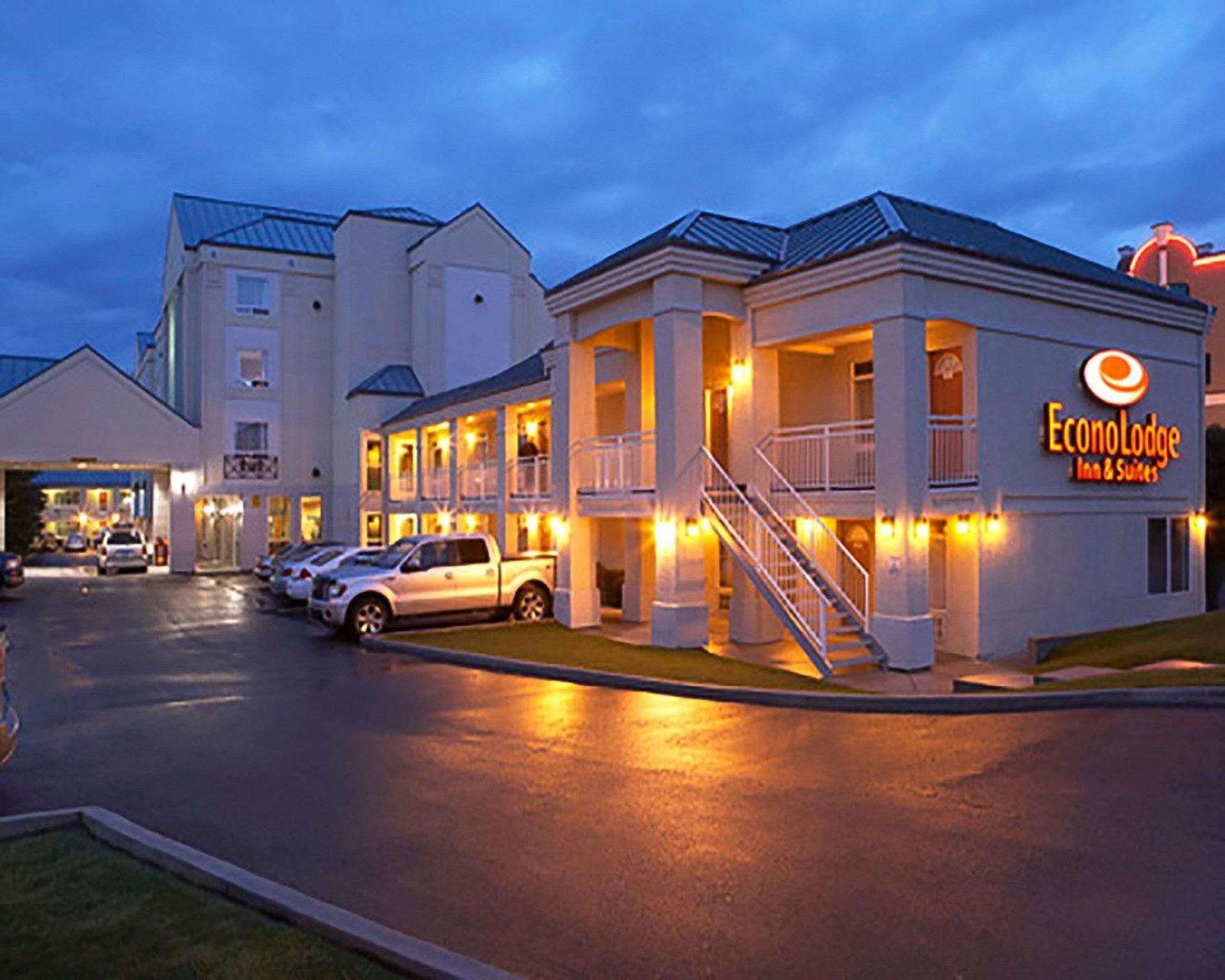 Econo Lodge Inn & Suites University YYC Exterior foto