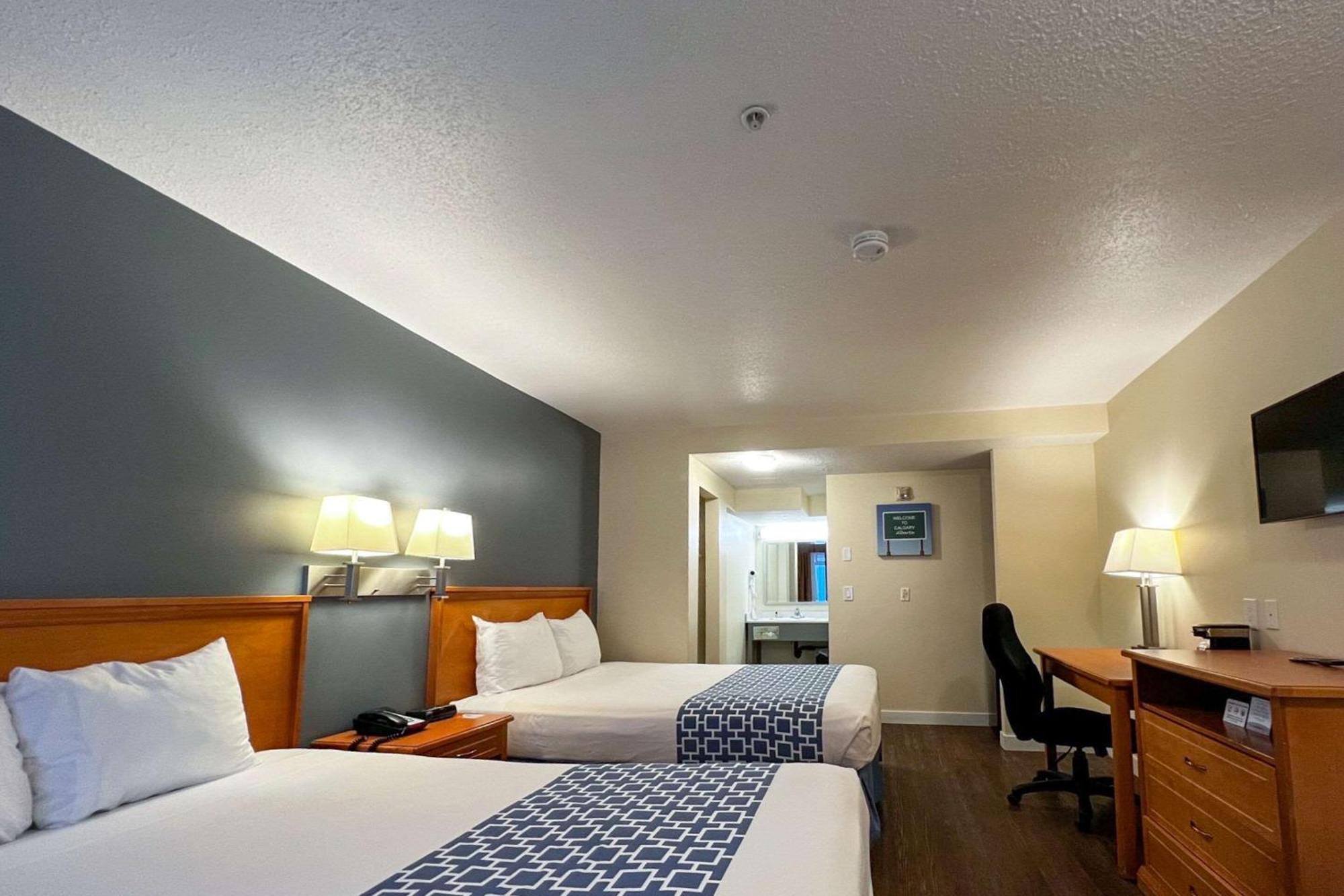 Econo Lodge Inn & Suites University YYC Exterior foto