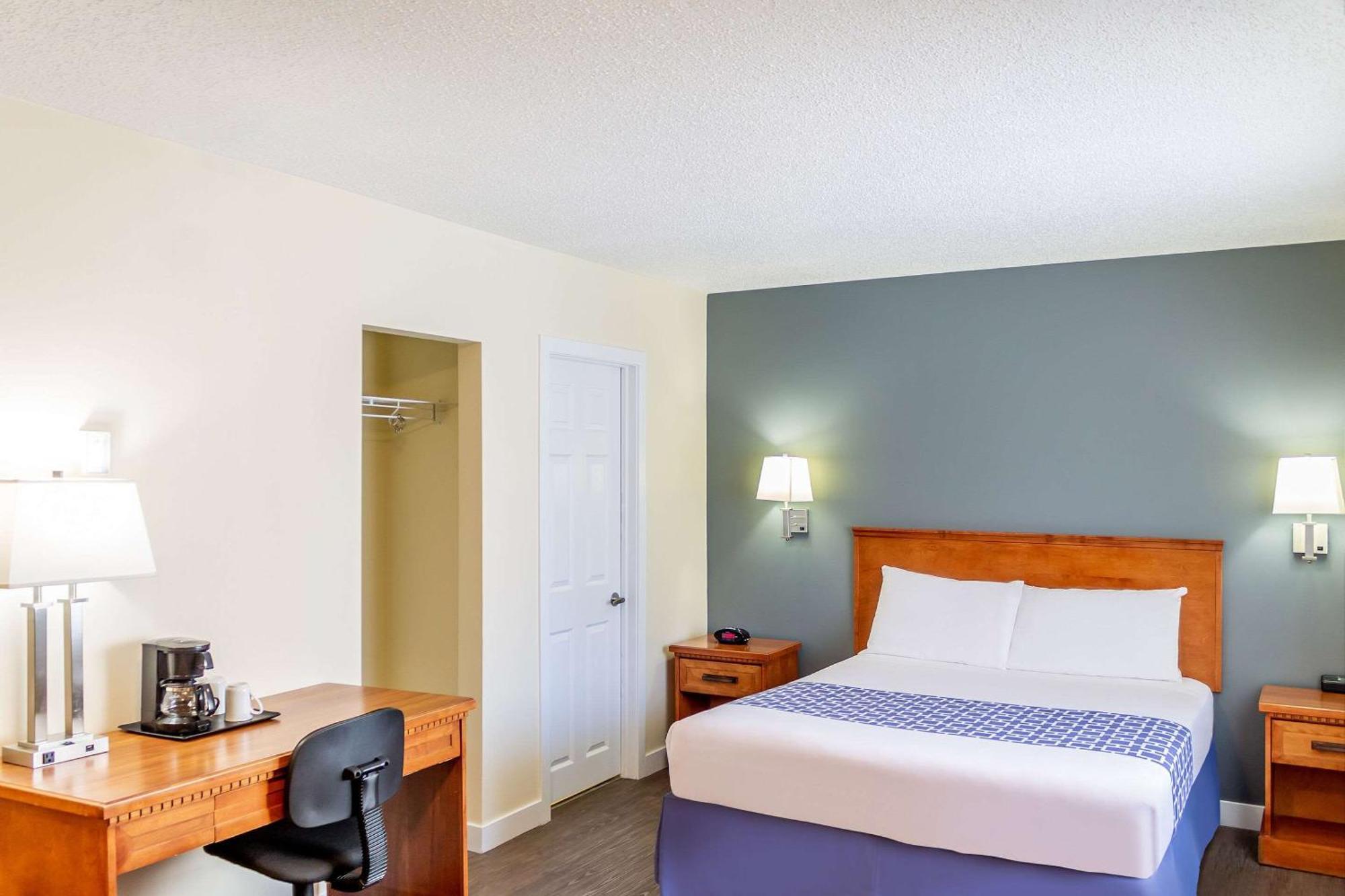 Econo Lodge Inn & Suites University YYC Exterior foto