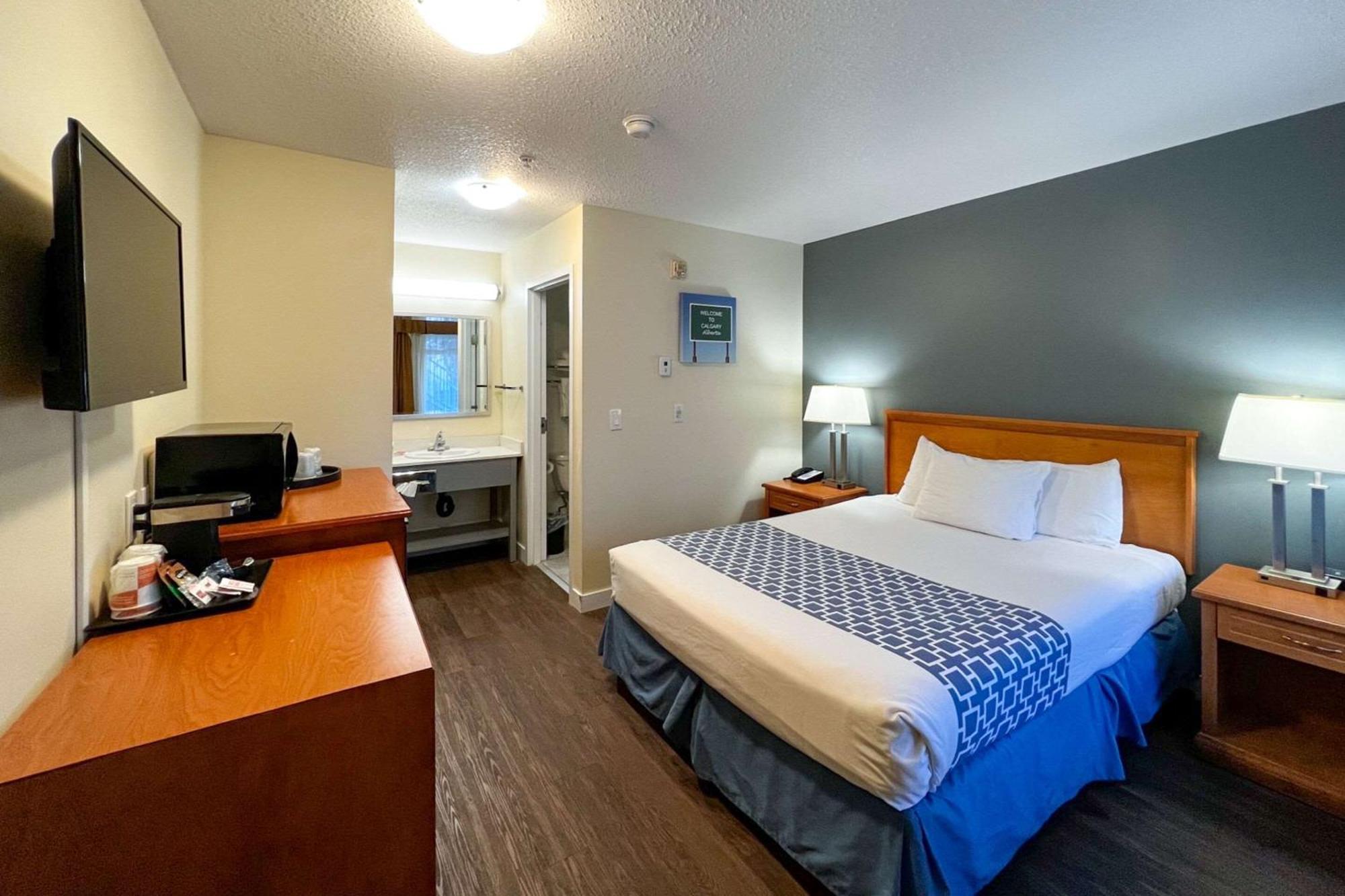 Econo Lodge Inn & Suites University YYC Exterior foto