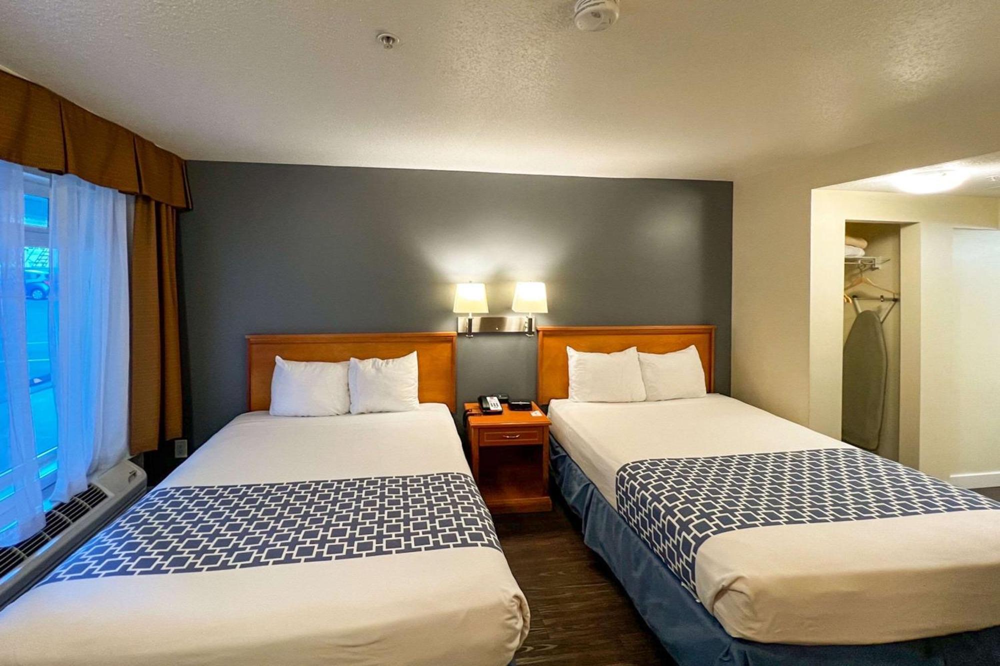Econo Lodge Inn & Suites University YYC Exterior foto