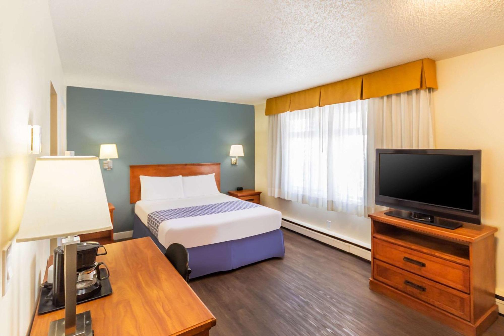 Econo Lodge Inn & Suites University YYC Exterior foto