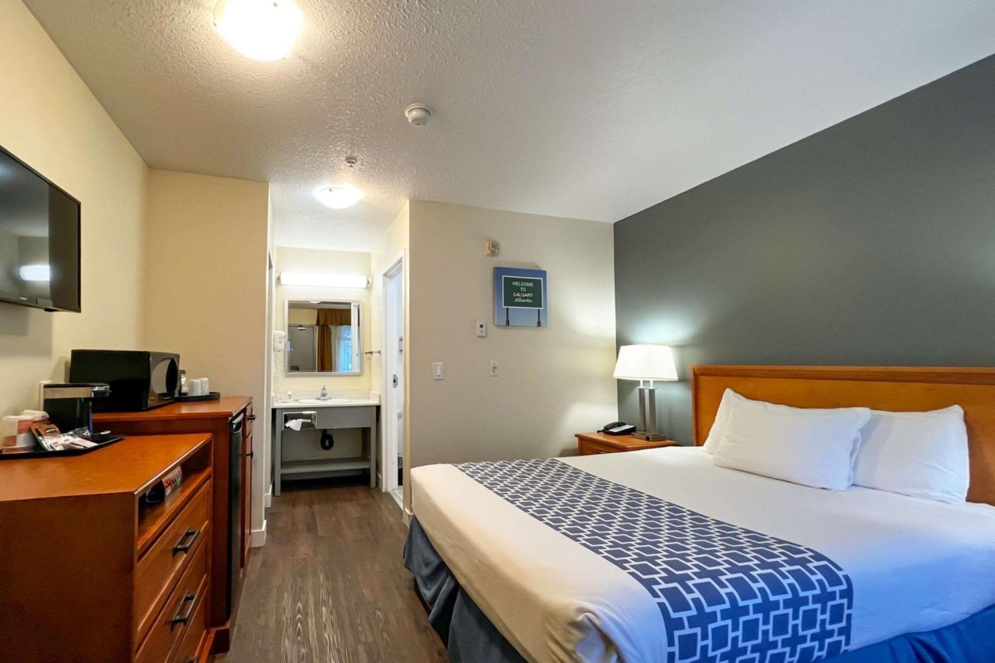 Econo Lodge Inn & Suites University YYC Exterior foto