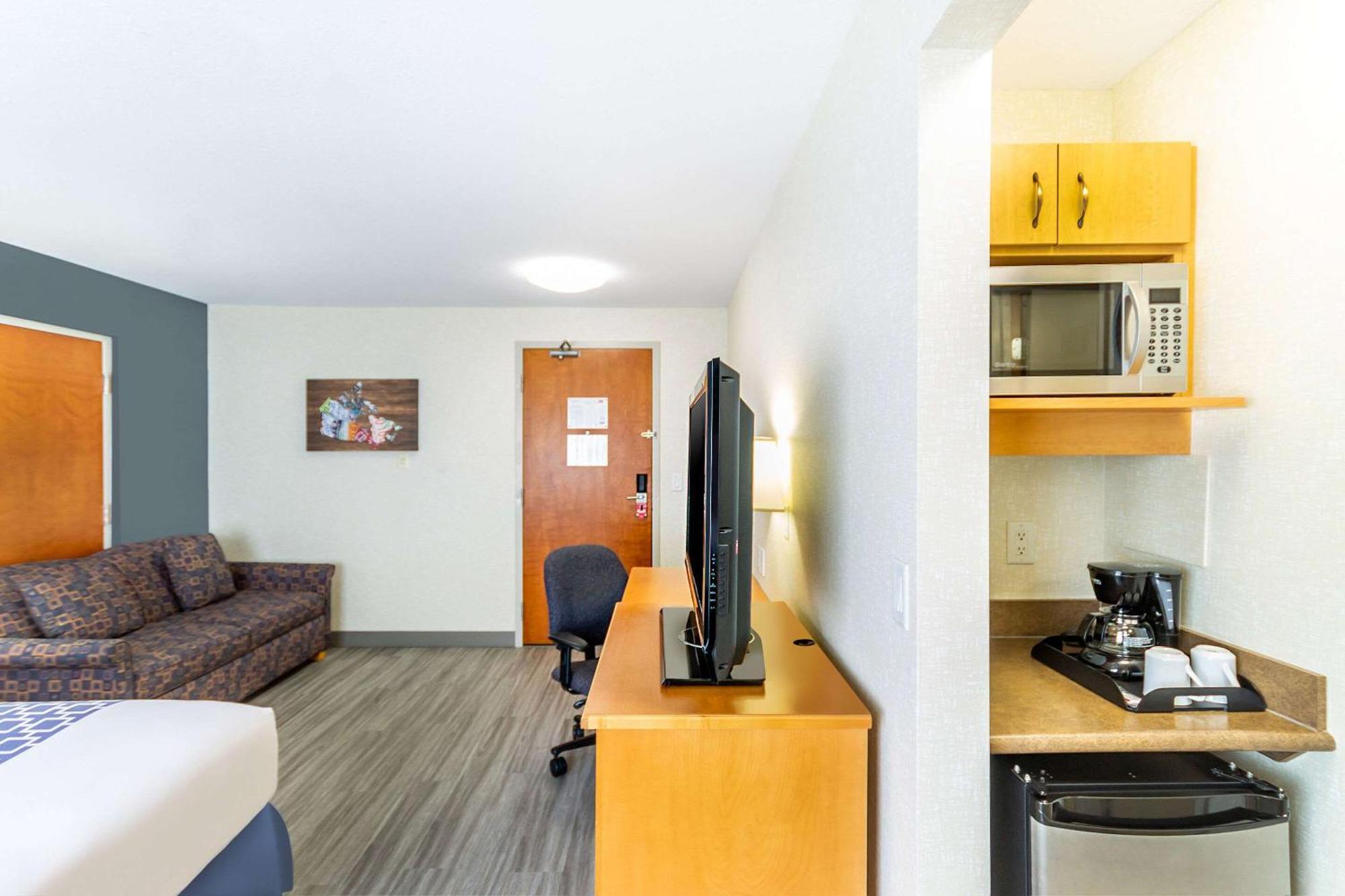 Econo Lodge Inn & Suites University YYC Exterior foto